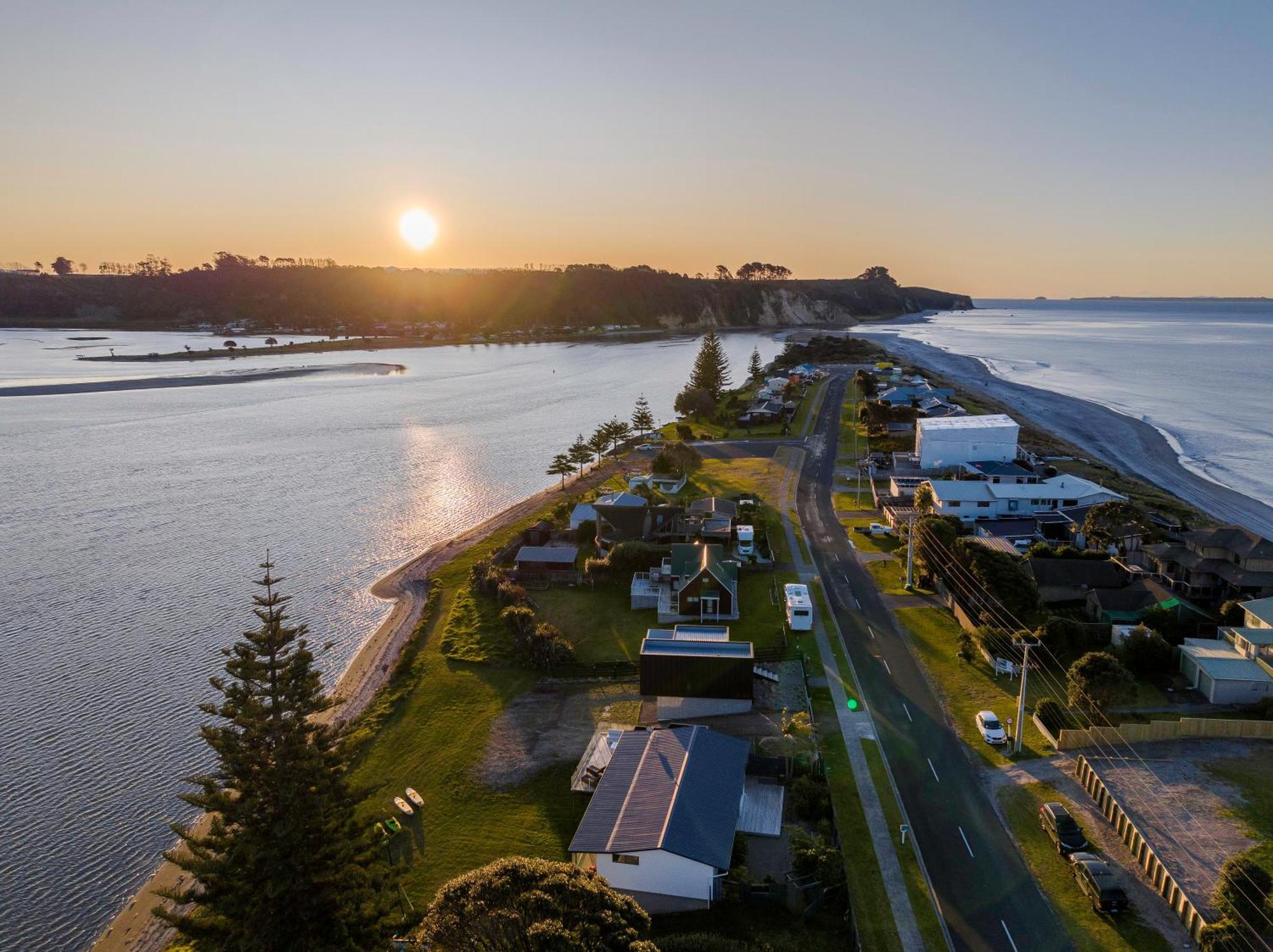 Pukehina Estuary Sunset Views Townhouse & Studio 外观 照片